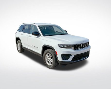 Used 2023 Jeep Grand Cherokee Laredo image 3
