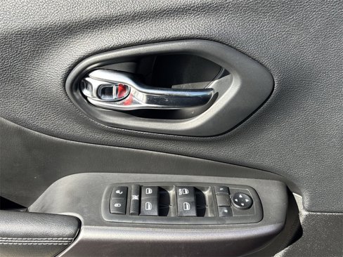 Used 2019 Jeep Cherokee Latitude w/ Popular Appearance Group image 20