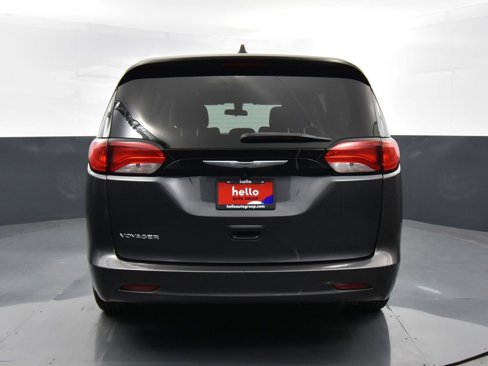Used 2022 Chrysler Voyager LX image 30