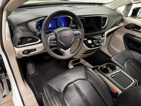 Used 2024 Chrysler Pacifica Select image 11