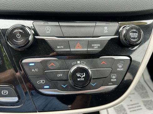 Used 2023 Chrysler Voyager LX image 27