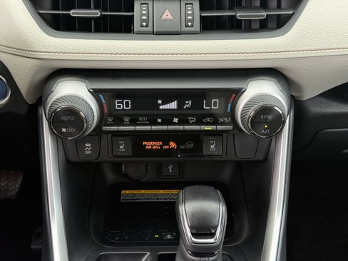 Used 2021 Toyota RAV4 XLE Premium image 33