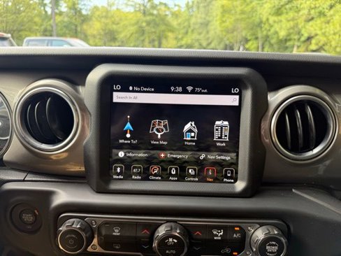 Used 2018 Jeep Wrangler Unlimited Sahara image 11