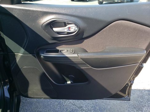 Used 2016 Jeep Cherokee Latitude w/ Cold Weather Group image 17