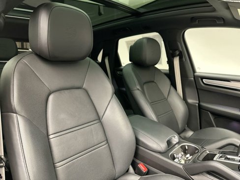 Used 2022 Porsche Cayenne image 6