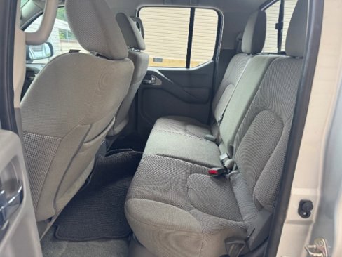 Used 2018 Nissan Frontier SV image 5