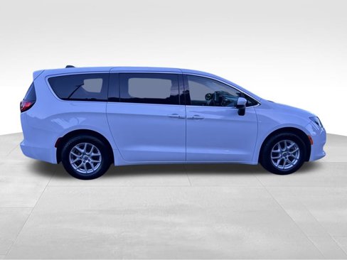 Used 2022 Chrysler Voyager LX image 7