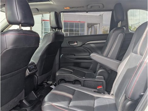 Used 2019 Toyota Highlander SE image 10