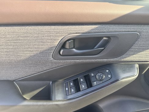 Used 2023 Nissan Rogue S image 11