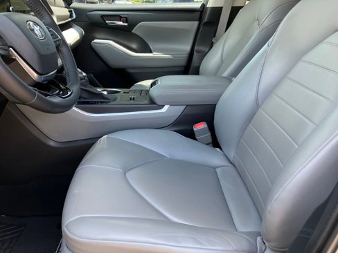Used 2020 Toyota Highlander XLE image 18