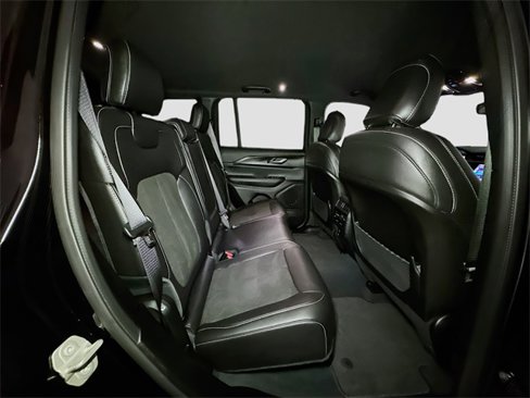 Used 2023 Jeep Grand Cherokee Altitude image 34