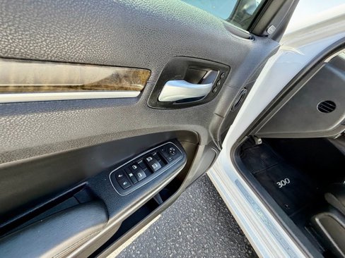 Used 2017 Chrysler 300 C image 29