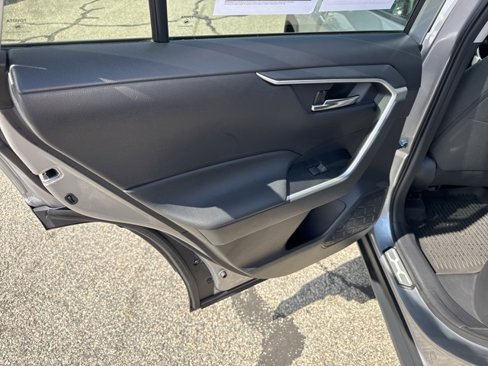 Used 2021 Toyota RAV4 XLE w/ Convenience Package image 11