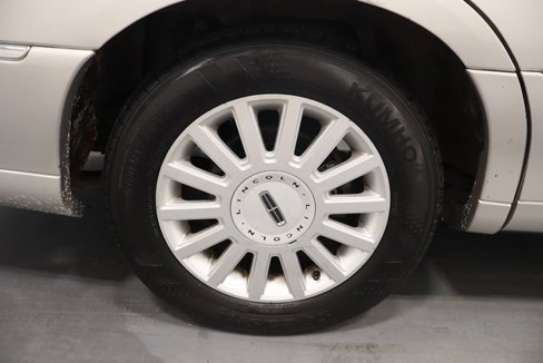 Used 2005 Lincoln Town Car Signature image 23
