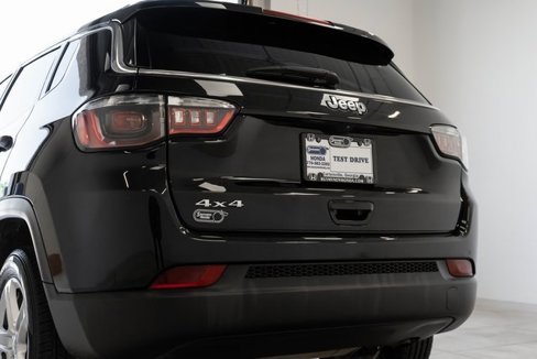 Used 2023 Jeep Compass Sport image 9