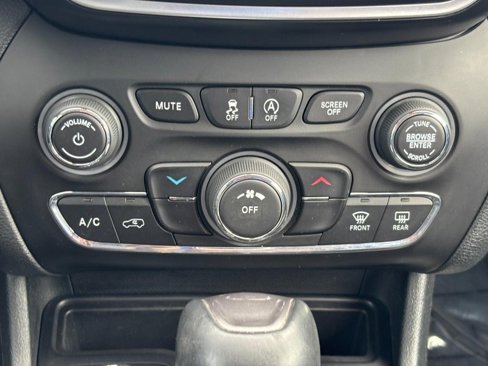 Used 2019 Jeep Cherokee Latitude Plus w/ Cold Weather Group image 14