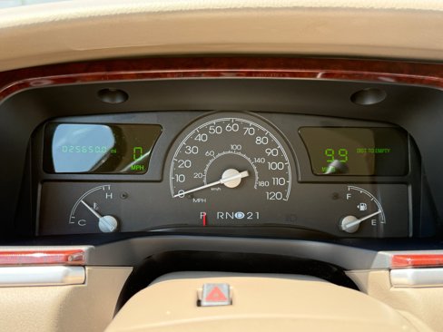 Used 2005 Lincoln Town Car Signature image 32