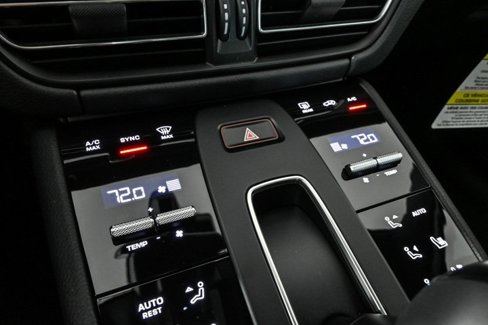 Certified 2025 Porsche Macan image 16
