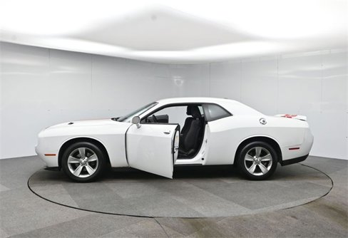 Used 2015 Dodge Challenger SXT image 45
