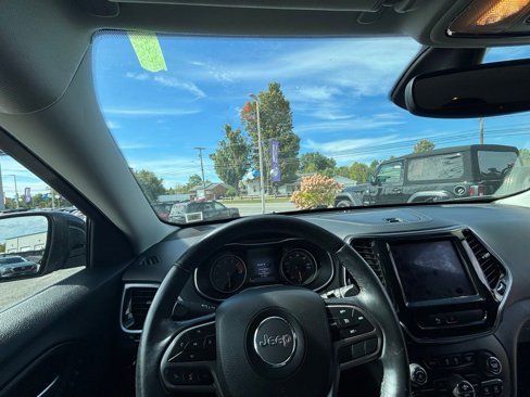 Used 2019 Jeep Cherokee Limited image 2