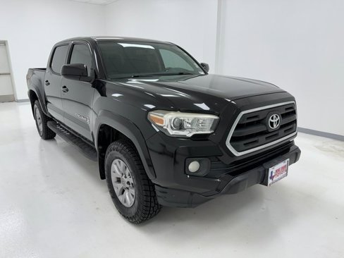 Used 2017 Toyota Tacoma SR5 image 2