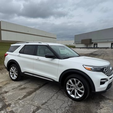 Used 2023 Ford Explorer Platinum w/ Premium Technology Package image 2