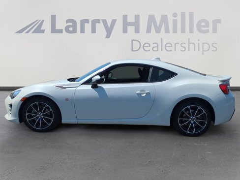 Used 2017 Toyota 86 image 2
