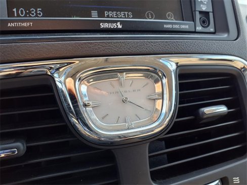 Used 2016 Chrysler Town & Country Touring image 6