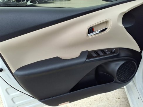 Used 2020 Toyota Prius LE image 26