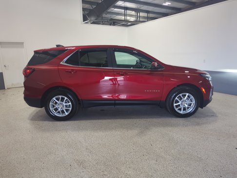 Used 2023 Chevrolet Equinox LT image 2