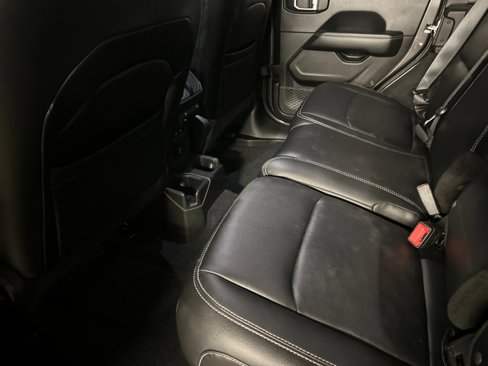 Used 2018 Jeep Wrangler Unlimited Sahara image 11
