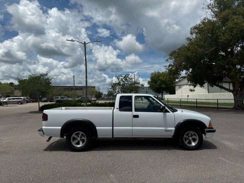 Used 2001 Chevrolet S10 Pickup LS w/ Preferred Equipment Group image 4