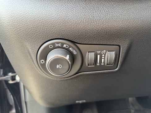 Used 2024 Jeep Compass Latitude image 17