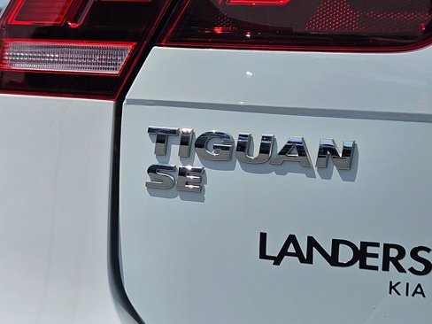Used 2021 Volkswagen Tiguan SE w/ Panoramic Sunroof Package image 31