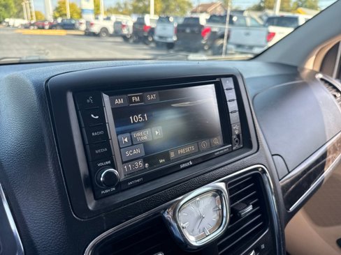 Used 2014 Chrysler Town & Country Touring image 23