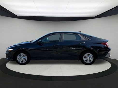 New 2025 Hyundai Elantra SE image 3