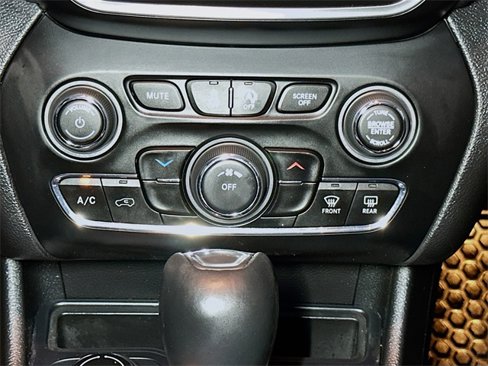 Used 2020 Jeep Cherokee Latitude Plus w/ Cold Weather Group image 13