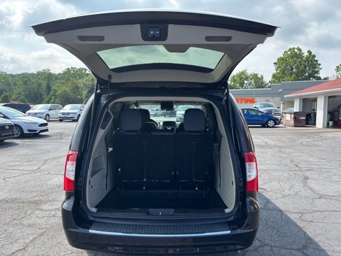 Used 2016 Chrysler Town & Country Touring image 22