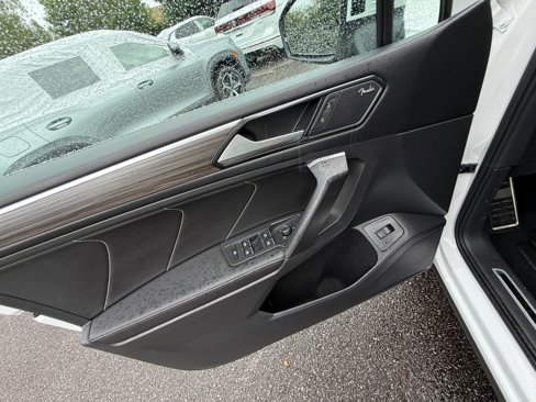 Certified 2022 Volkswagen Tiguan SEL R-Line image 35