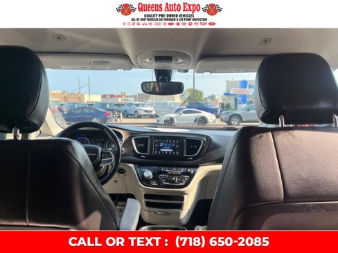 Used 2019 Chrysler Pacifica Touring-L image 18