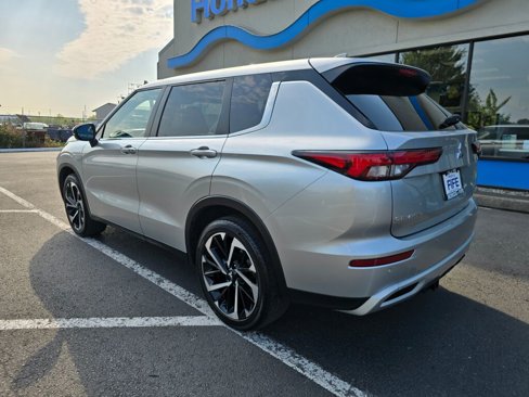 Used 2022 Mitsubishi Outlander SE image 3