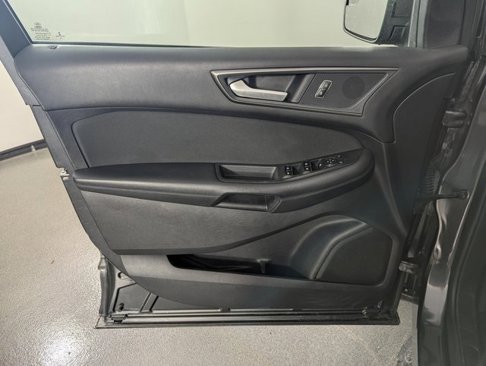 Used 2018 Ford Edge SE image 14