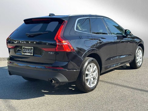 Used 2021 Volvo XC60 T5 Momentum w/ Premium Package image 3