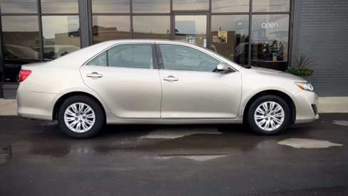 Used 2013 Toyota Camry L image 2