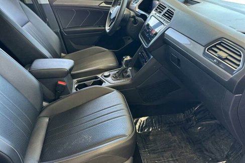 Used 2022 Volkswagen Tiguan SE w/ Panoramic Sunroof Package image 16