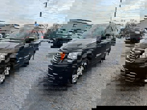 Used 2014 Chrysler Town & Country Touring image 1