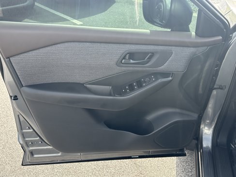 Used 2023 Nissan Rogue S image 13