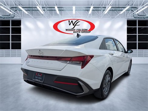 Used 2024 Hyundai Elantra SEL image 3