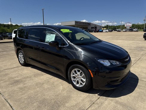 Used 2023 Chrysler Voyager LX image 9