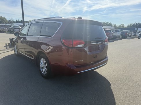 Used 2018 Chrysler Pacifica Touring-L Plus image 8
